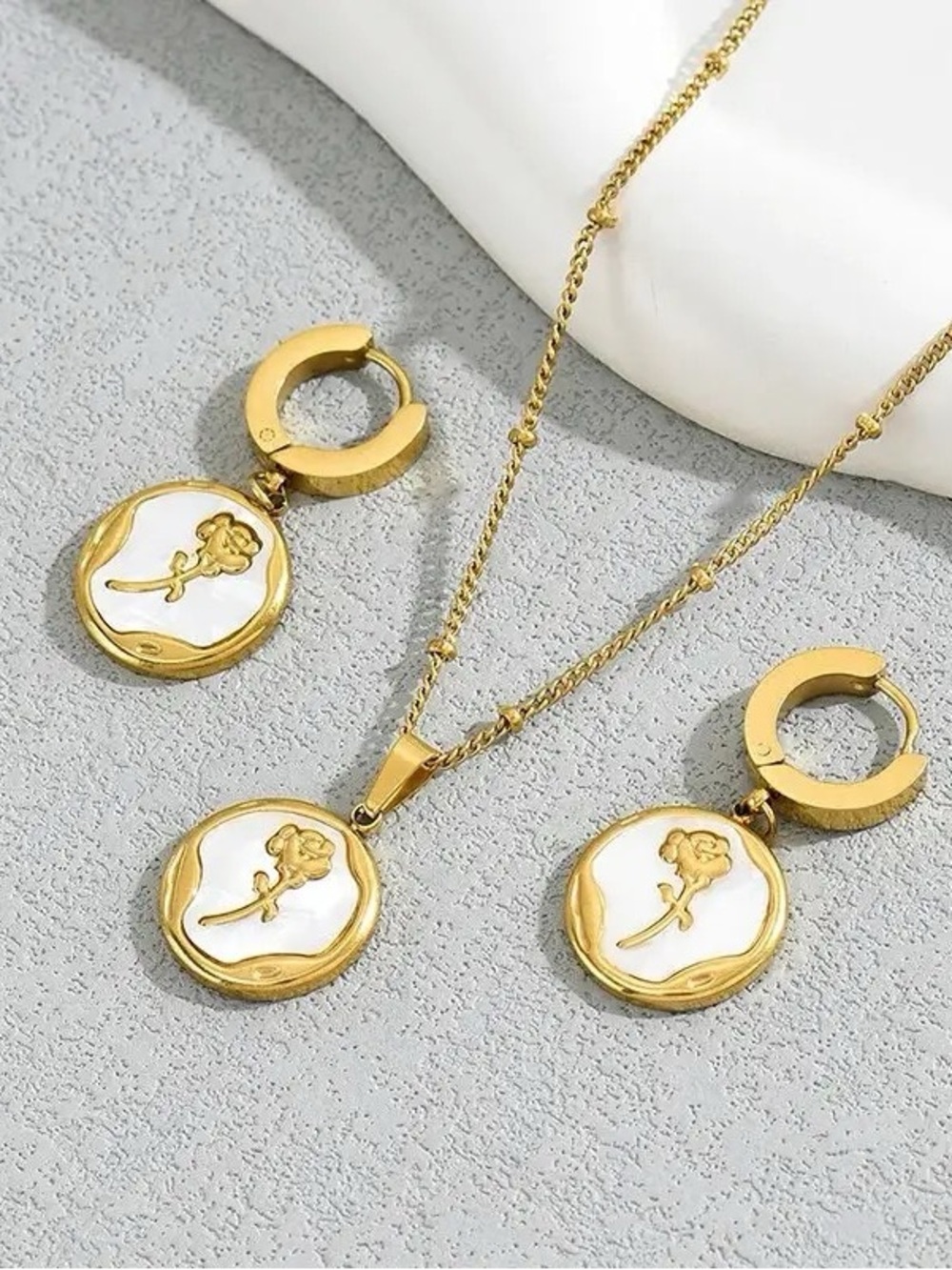 NWT Rose Pattern Jewelry Set